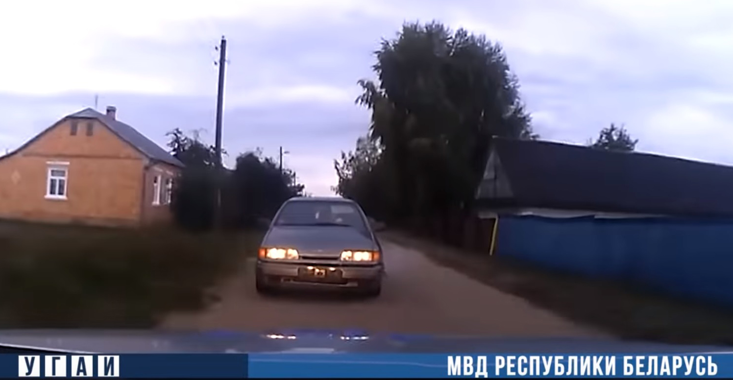 В Ольшанах бесправник пытался скрыться от ГАИ на задней передаче