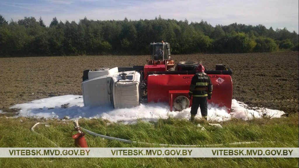 В Миорском районе перевернулась цистерна с дизельным топливом-1