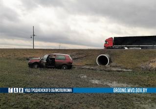 В Щучинском районе из-за ветра два автомобиля съехали в кювет