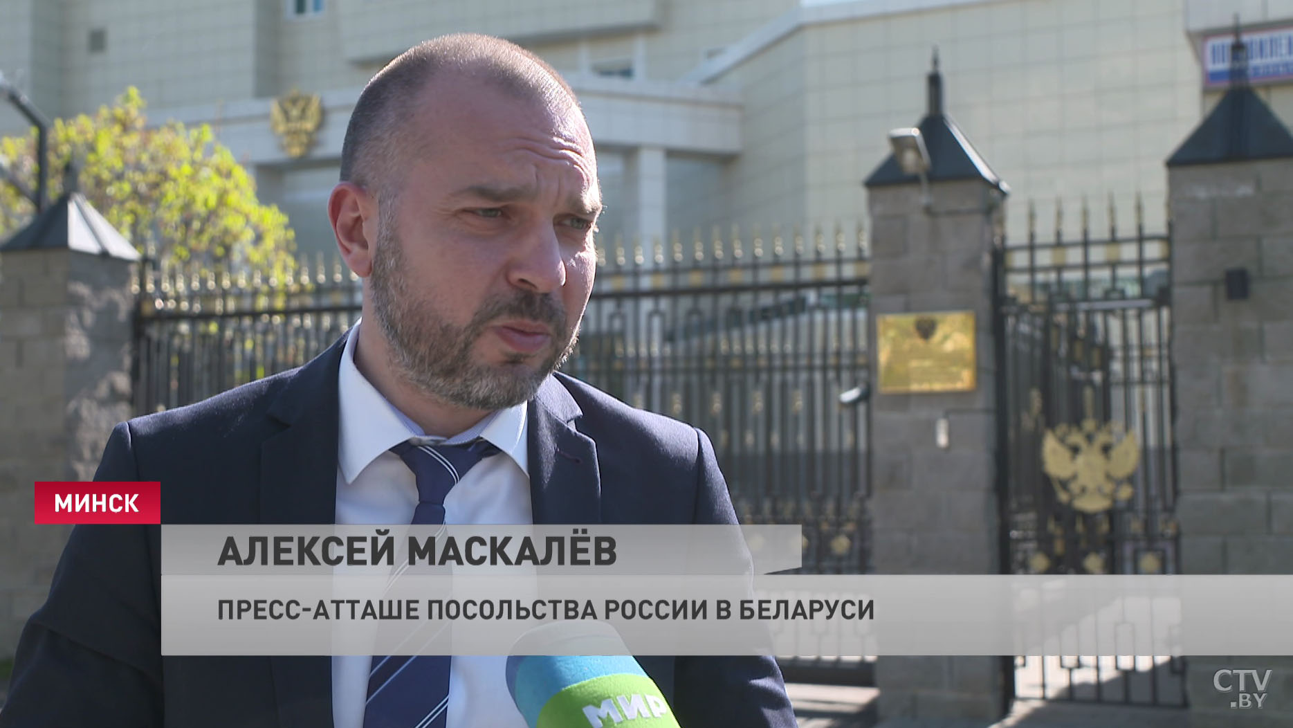 «Приходят просто люди неравнодушные». У посольства России в память о жертвах казанской трагедии организовали стихийный мемориал-13