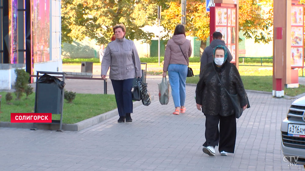 Маску надо носить, несмотря на прививку. В Минской области ужесточили контроль за соблюдением масочного режима-13