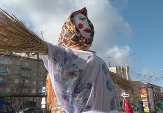 Блины по уникальному рецепту и средневековая ярмарка. Площадь у Комаровского рынка стала эпицентром Масленицы