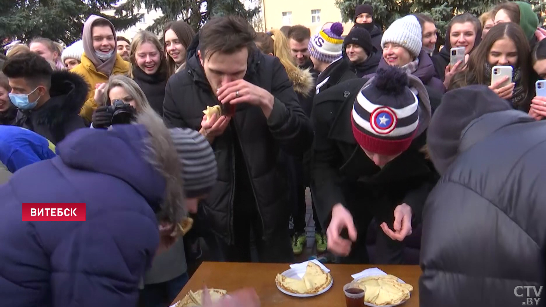 «Все собираются, пекут сами блины, оладки». Посмотрите, как встретили Масленицу в Витебске-7