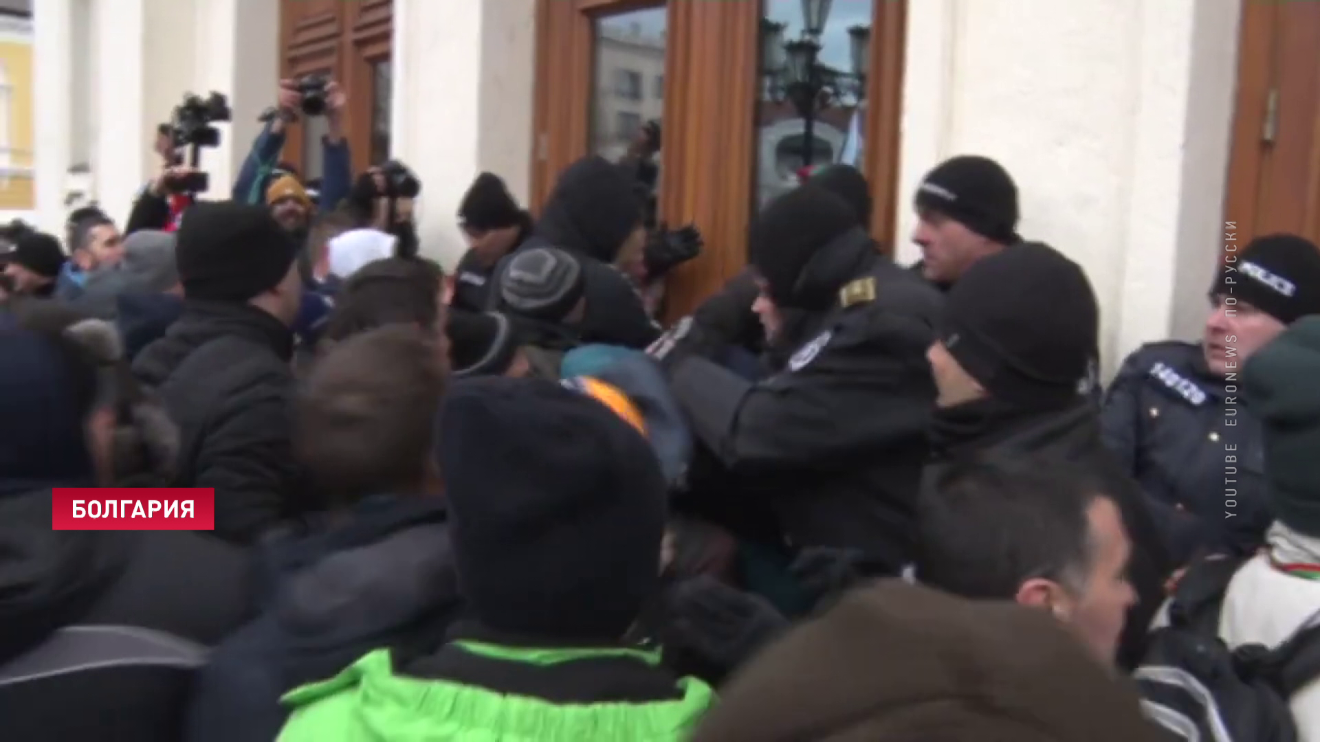 В Болгарии прошла массовая акция протеста против введения COVID-паспортов. Есть пострадавшие-1