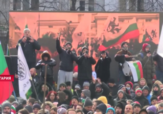 В Болгарии прошла массовая акция протеста против введения COVID-паспортов. Есть пострадавшие