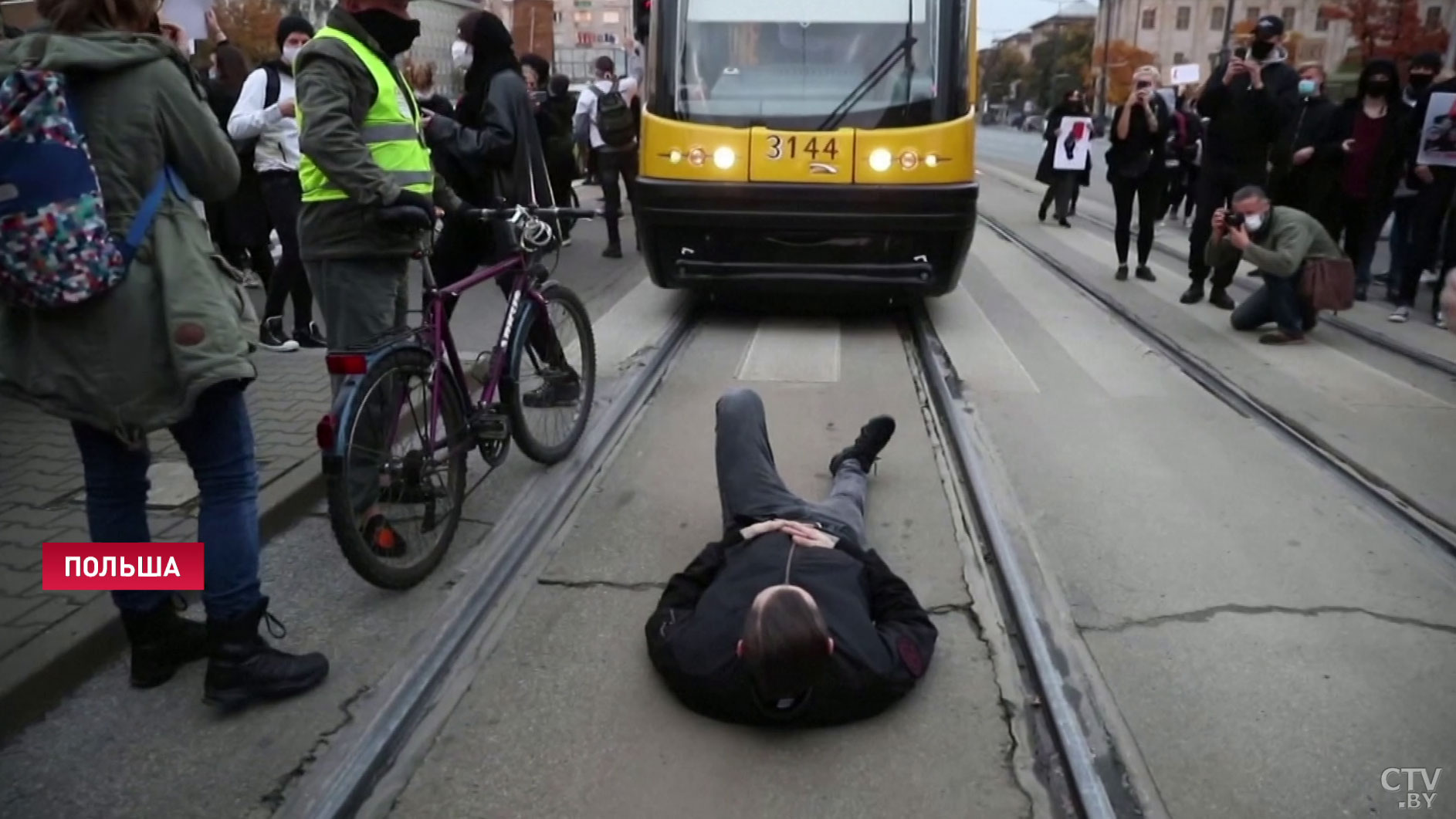 В Польше начинается общенациональная женская забастовка. Акции протеста состоятся во многих городах страны-11