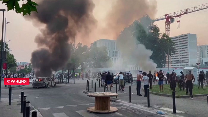 Французы громят города и штурмуют тюрьмы после убийства 17-летнего подростка полицией