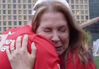  «Прошло 13 075 дней с тех пор, как ты видела меня в последний раз». Мать встретилась с сыном после 35 лет разлуки