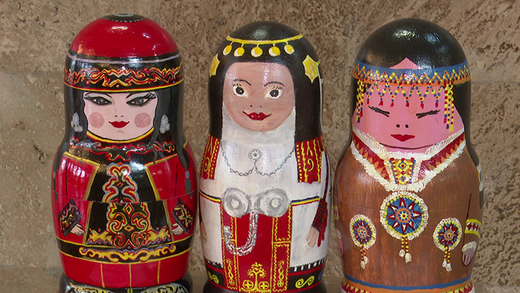 Эти матрёшки есть у Константина Хабенского и Анджелины Джоли. Вот каких кукол создают ребята из белорусских детдомов