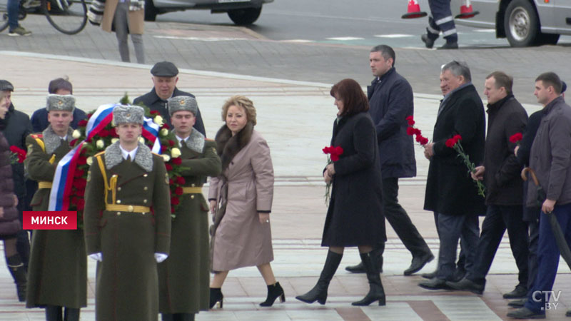 Валентина Матвиенко возложила венок к подножию стелы «Минск – город-герой» -7