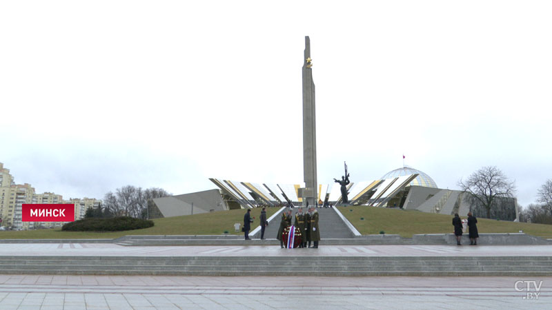 Валентина Матвиенко возложила венок к подножию стелы «Минск – город-герой» -1