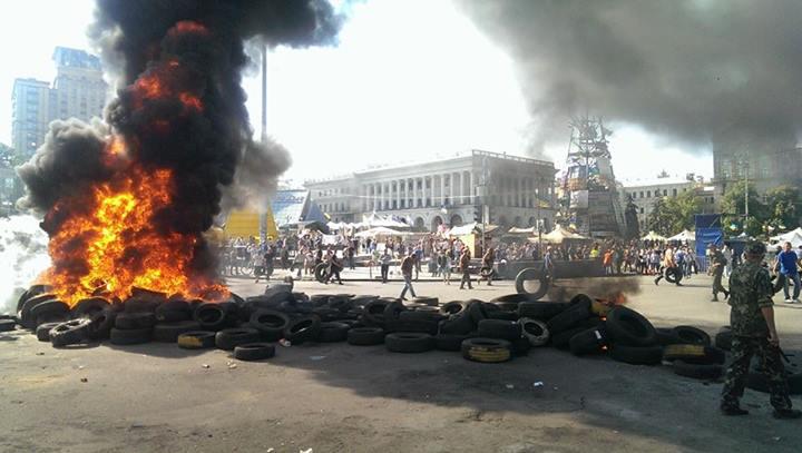 На Майдане в Киеве снова горят покрышки: спецназ и коммунальщики пытаются очистить территорию