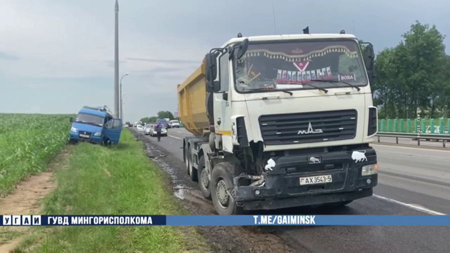 Авария на минской кольцевой. МАЗ столкнулся с «Газелью»