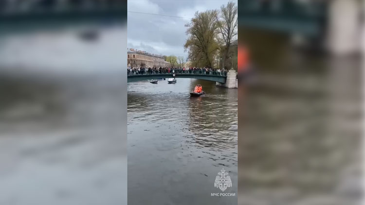 Автобус с пассажирами упал с моста в реку в центре Санкт-Петербурга – есть погибшие