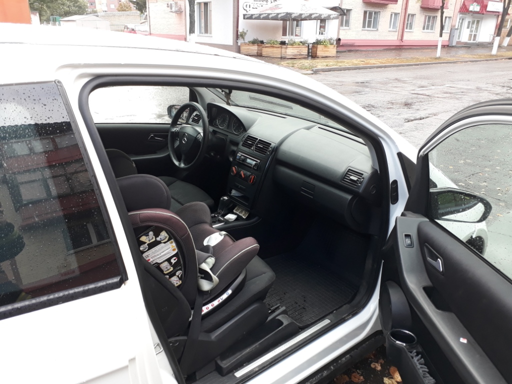 В Калинковичах 2-летняя девочка оказалась заблокированной в автомобиле 