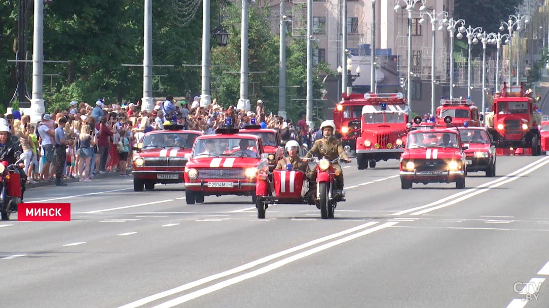 От конной повозки до современных автомобилей. В Минске показали парад спецтехники МЧС-10