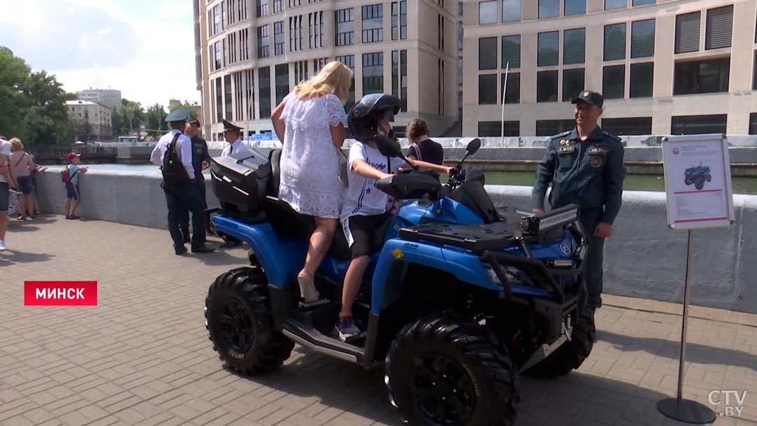 От конной повозки до современных автомобилей. В Минске показали парад спецтехники МЧС-19