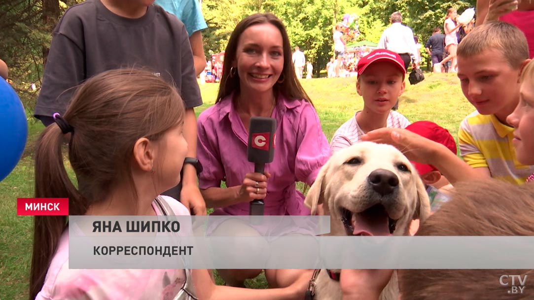 От конной повозки до современных автомобилей. В Минске показали парад спецтехники МЧС-22