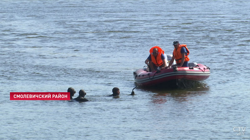 МЧС при помощи вертолётов отрабатывает навыки спасения людей на воде-10