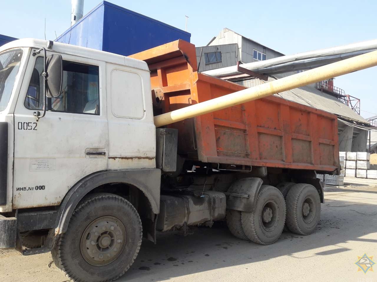 В Микашевичах МАЗ зацепил трубу газопровода -1