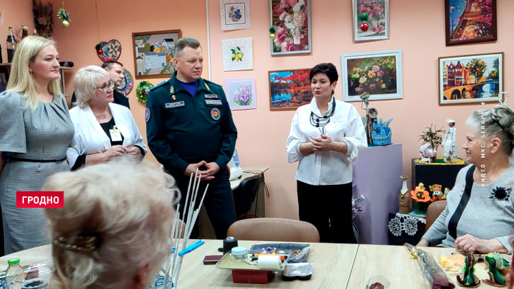 Белорусские спасатели поздравили старшее поколение в Гродно-1