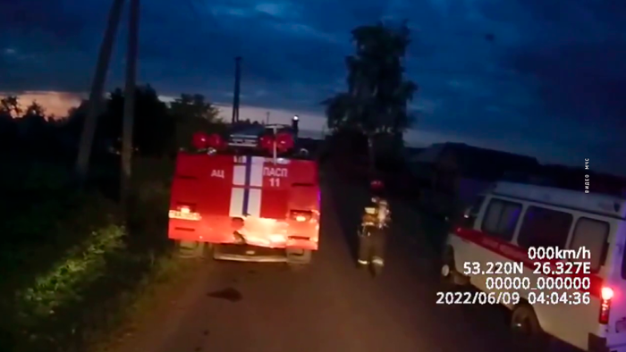 Жилой дом загорелся в Несвижском районе. Семью разбудил извещатель, и они спаслись-1