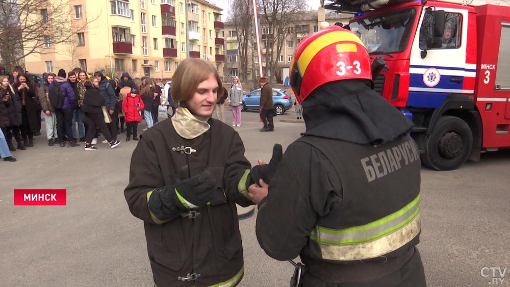 Студенты сами ликвидировали возгорание. В БГЭУ провели учебную эвакуацию в рамках акции МЧС-13