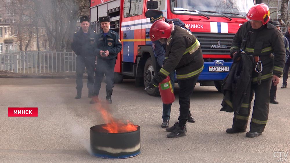 Студенты сами ликвидировали возгорание. В БГЭУ провели учебную эвакуацию в рамках акции МЧС-1