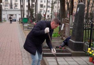 «Никто не должен быть забыт». Будущие медики благоустроили военное кладбище на Козлова