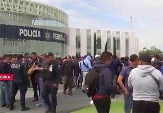 В Мехико протестующие полицейские перекрыли магистрали, ведущие к международному аэропорту