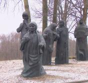 Здесь заживо сожгли 257 местных жителей. Мемориал «Погибших ждут вечно» в деревне Доры привели в порядок после зимы
