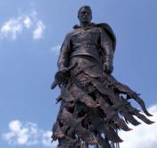 Образ воина, которого уносит в небо стая журавлей. Посмотрите, как один мемориал смог передать всю трагедию советского народа