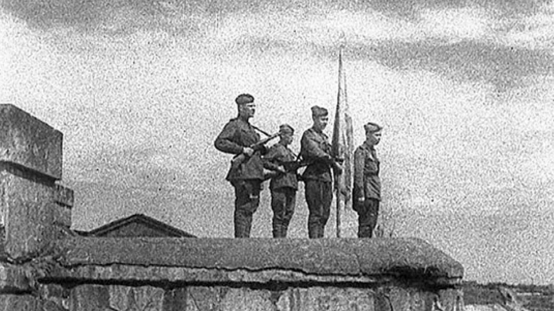 Мы восстанавливаем справедливость. Мемориальную доску в честь водружения Знамени Победы над Брестом открыли в День города-1