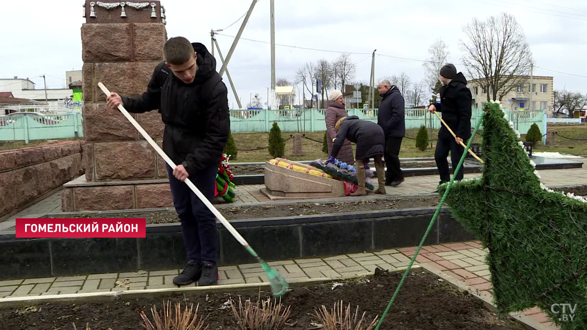 «Внукам и правнукам даю понять, какой ценой завоёвана жизнь». В Беларуси вспоминают жертв хатынской трагедии-16