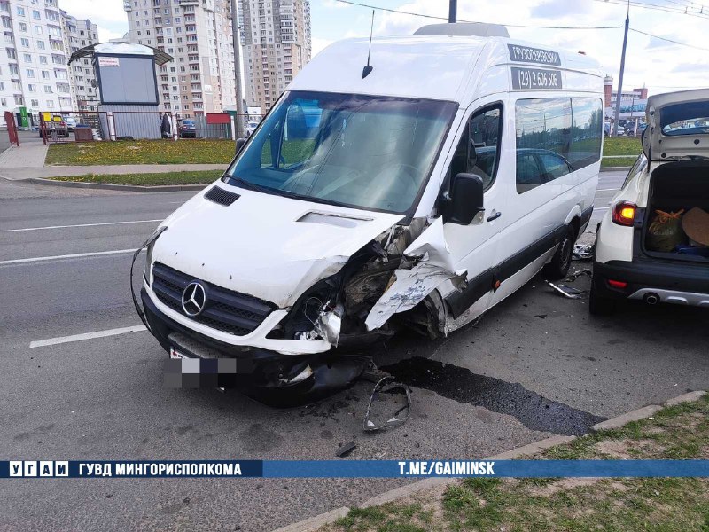 В Минске Mercedes с нетрезвым водителем за рулём врезался в Renault-4