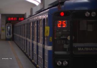 Упавший на рельсы метро мужчина умер в больнице