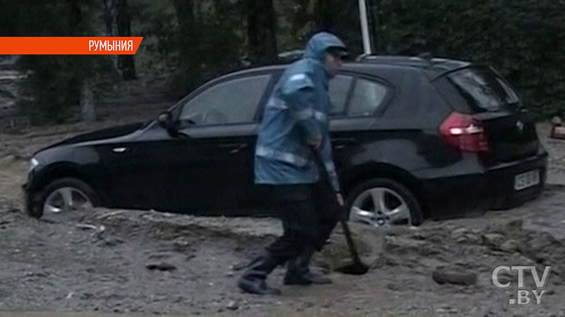 Жители Румынии страдают от масштабного наводнения -3