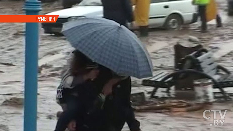 Жители Румынии страдают от масштабного наводнения -5