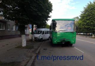 Пять человек в больнице. В Барановичах маршрутка врезалась в дерево