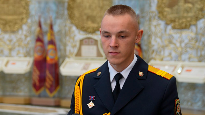 «Не задумывался по поводу страха». Милиционер, который спас людей из горящего дома в Лунинце, получил награду из рук Президента