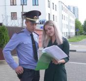 Пятилетняя девочка написала объявление, чтобы найти свой велосипед. Смотрите, как участковый помог ребёнку