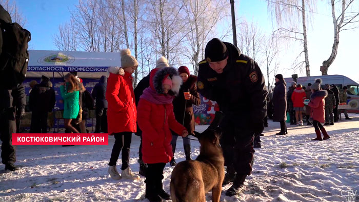 Шоколад, телефоны и телевизор. Милиционеры приехали с подарками в Белынковичский УПК-1