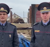«Первым делом Никита побежал за шлангом, начал искать воду». Милиционеры спасли людей во время пожара в Осиповичском районе