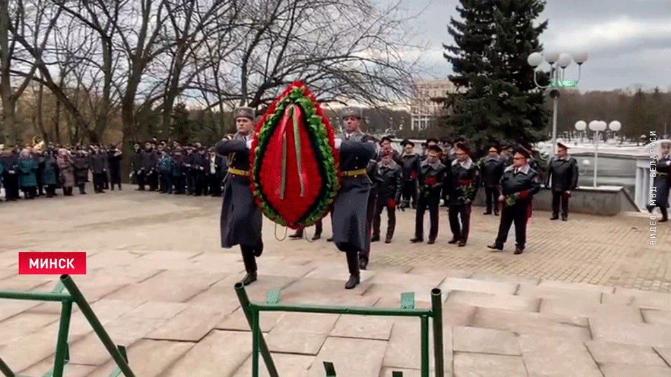 Накануне Дня милиции. Венки и цветы к памятнику на набережной Свислочи возложили руководители военного ведомства