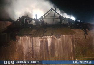 На пожаре в Хойниках два милиционера спасли мужчину