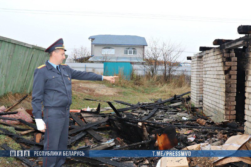 На пожаре в Хойниках два милиционера спасли мужчину-1