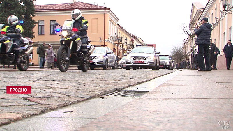 Прошли маршем по улицам и возложили цветы. В Гродно состоялись мероприятия в честь Дня милиции-5