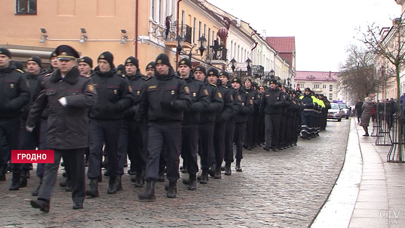 Прошли маршем по улицам и возложили цветы. В Гродно состоялись мероприятия в честь Дня милиции-3