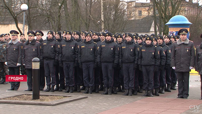 Прошли маршем по улицам и возложили цветы. В Гродно состоялись мероприятия в честь Дня милиции-1