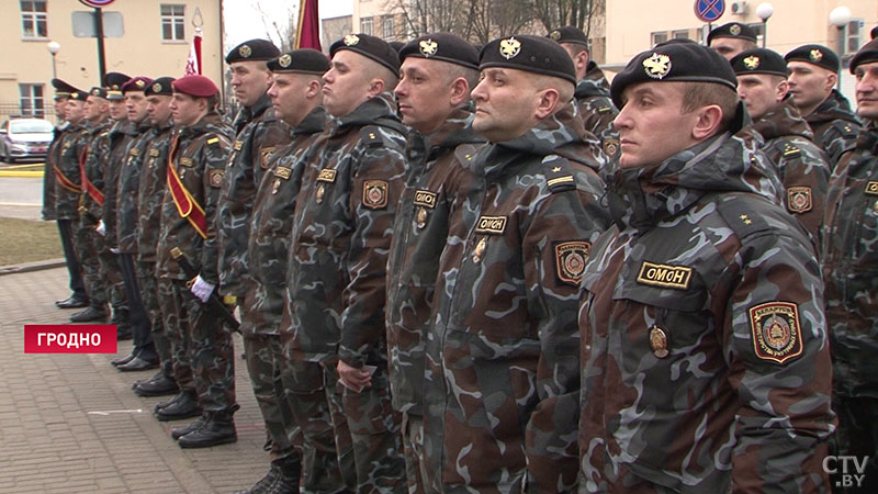 Прошли маршем по улицам и возложили цветы. В Гродно состоялись мероприятия в честь Дня милиции-15